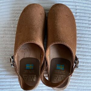 Mia brown suede clogs